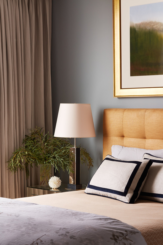 На фото: гостевая спальня среднего размера, (комната для гостей) в современном стиле с серыми стенами, ковровым покрытием и серым полом с