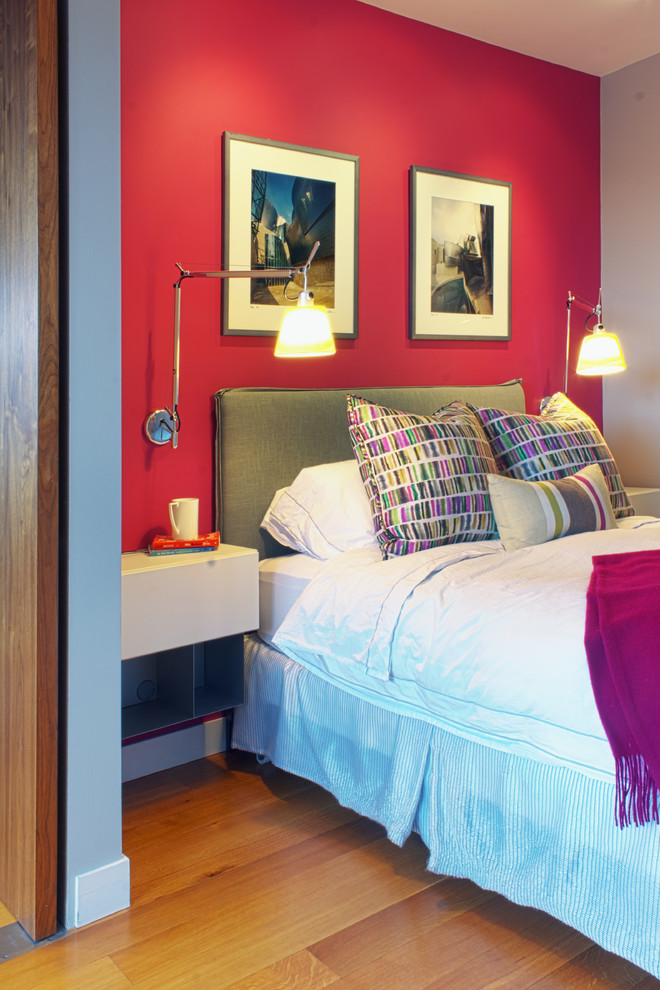 На фото: хозяйская спальня среднего размера в стиле модернизм с разноцветными стенами, паркетным полом среднего тона и коричневым полом