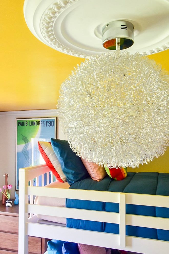 Стильный дизайн: маленькая спальня в стиле фьюжн с белыми стенами, ковровым покрытием и разноцветным полом для на участке и в саду - последний тренд