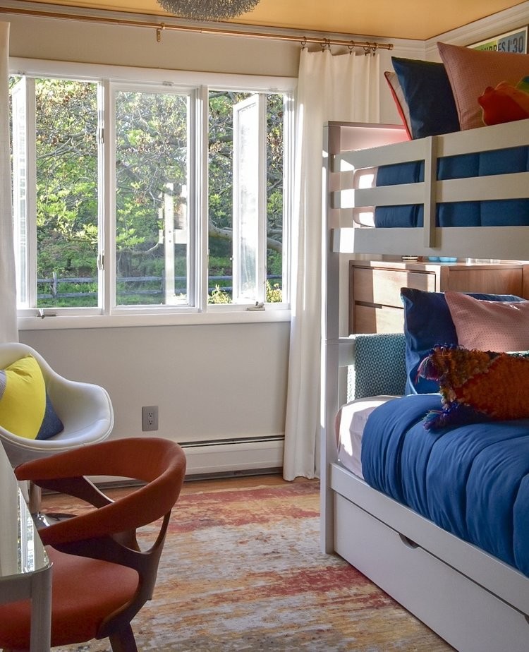 Ispirazione per una piccola camera da letto boho chic con pareti bianche, moquette e pavimento multicolore