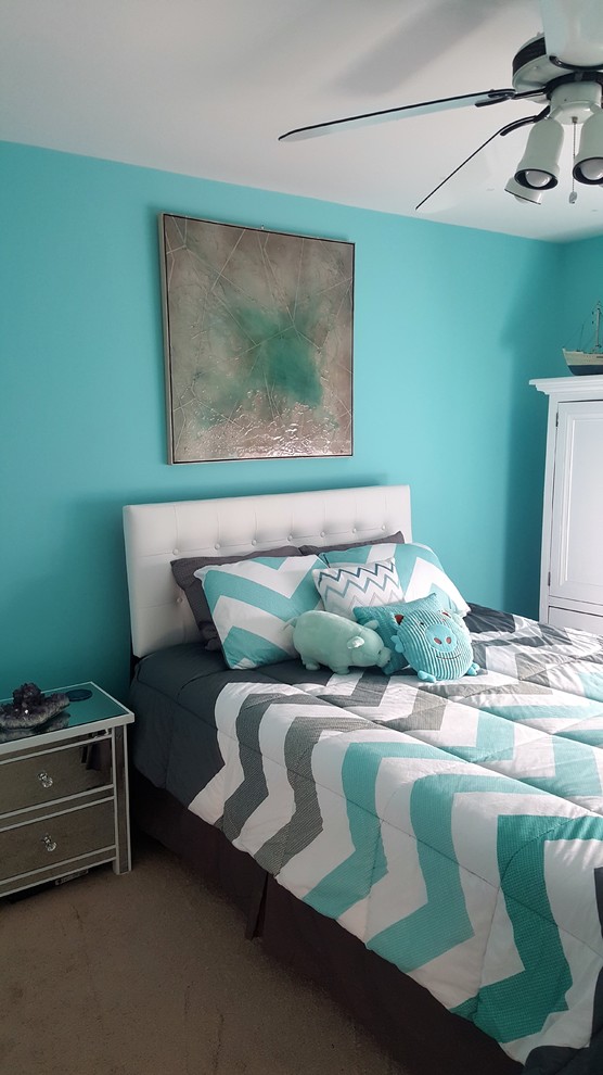 フィラデルフィアにある小さなトランジショナルスタイルのおしゃれな寝室 (青い壁、カーペット敷き) のインテリア