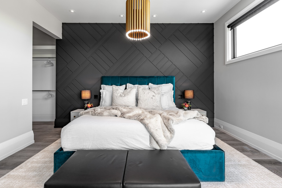Modernes Schlafzimmer mit grauer Wandfarbe, grauem Boden und Wandpaneelen in Calgary