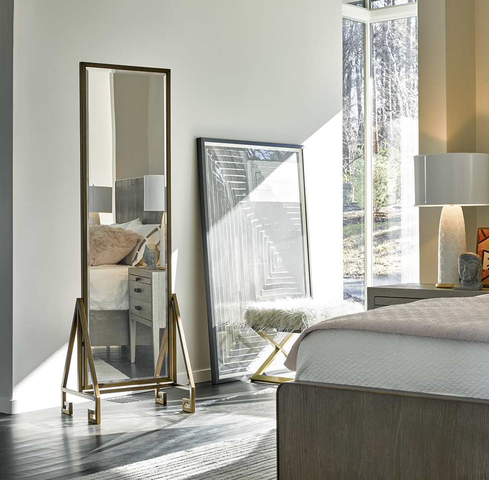 Imagen de dormitorio minimalista con paredes blancas, suelo de madera oscura y suelo negro