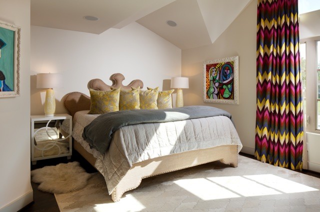 Mittelgroßes Modernes Hauptschlafzimmer ohne Kamin mit weißer Wandfarbe und dunklem Holzboden in Oklahoma City
