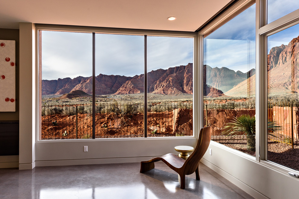 Mittelgroßes Modernes Hauptschlafzimmer ohne Kamin mit beiger Wandfarbe, Betonboden und grauem Boden in Salt Lake City