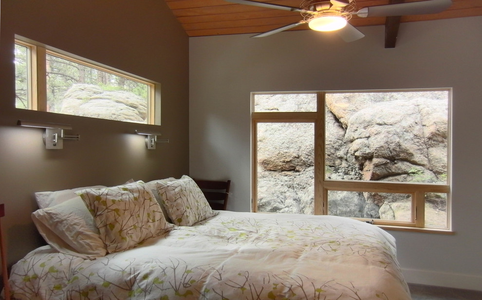 На фото: спальня в современном стиле с бежевыми стенами и паркетным полом среднего тона