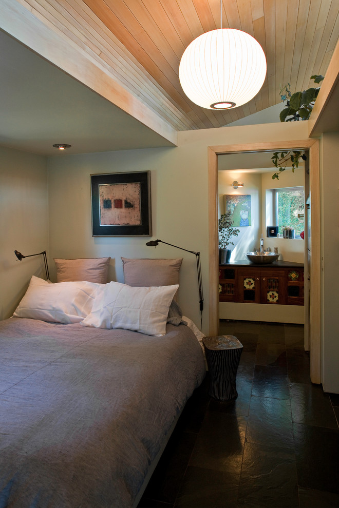 Immagine di una camera da letto design con pareti beige