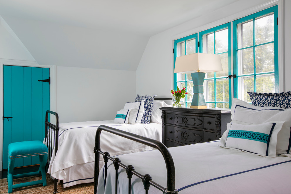 Пример оригинального дизайна: гостевая спальня (комната для гостей) на мансарде в стиле неоклассика (современная классика) с белыми стенами