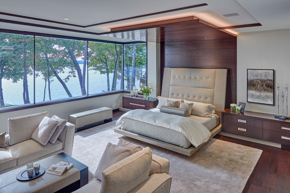 Immagine di una camera da letto minimal con pareti bianche, parquet scuro e pavimento marrone