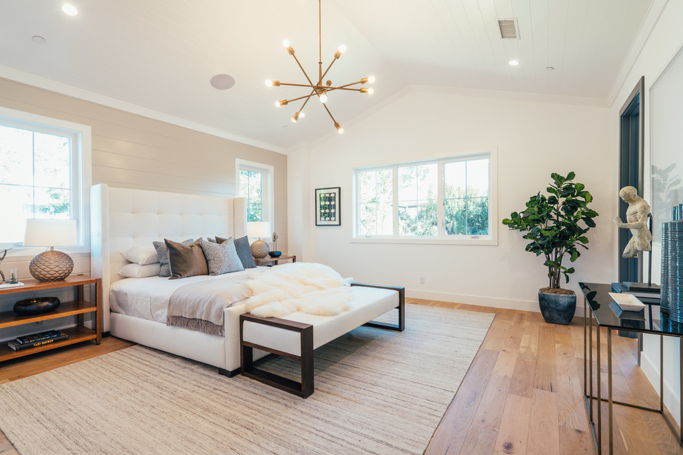 Cette photo montre une chambre parentale bord de mer avec un mur blanc, parquet clair, aucune cheminée et un sol beige.