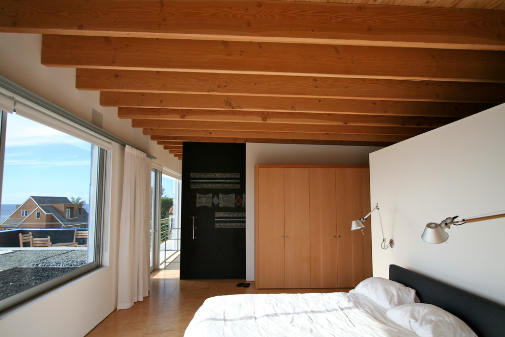 Cette photo montre une chambre moderne avec un mur blanc.