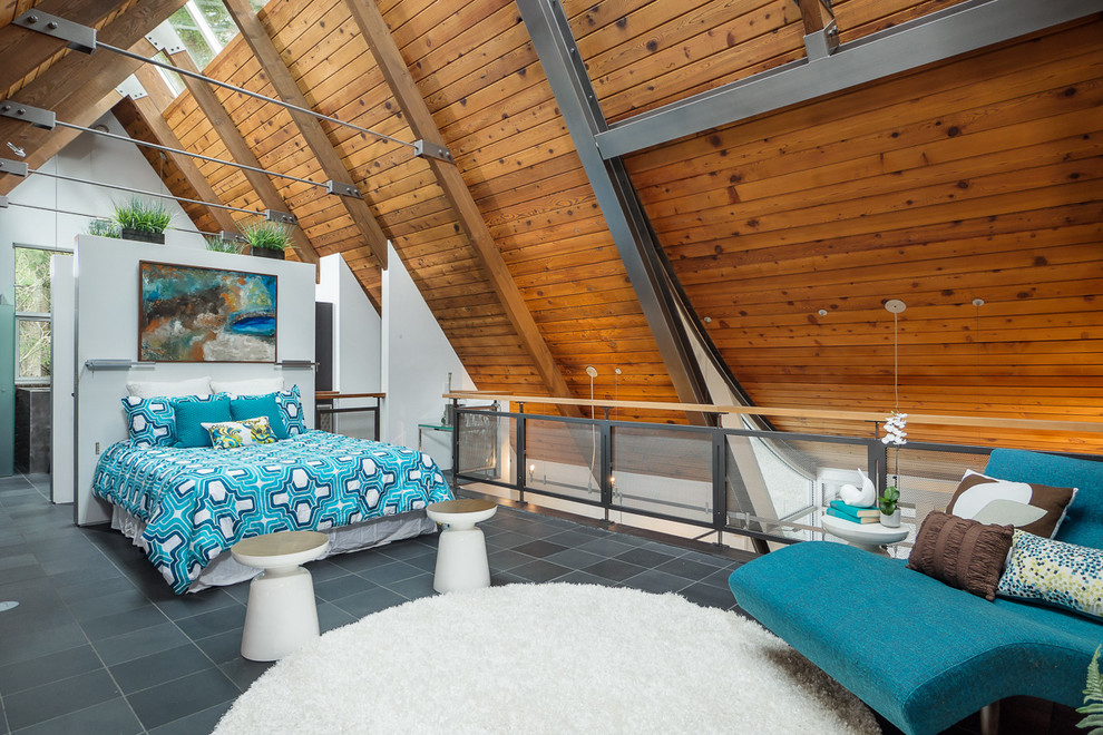 シアトルにある広いコンテンポラリースタイルのおしゃれなロフト寝室 (白い壁、スレートの床、勾配天井) のレイアウト