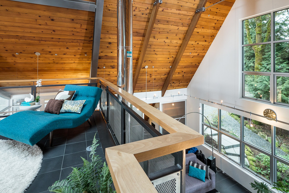 Großes Industrial Schlafzimmer im Loft-Style mit weißer Wandfarbe und Schieferboden in Seattle