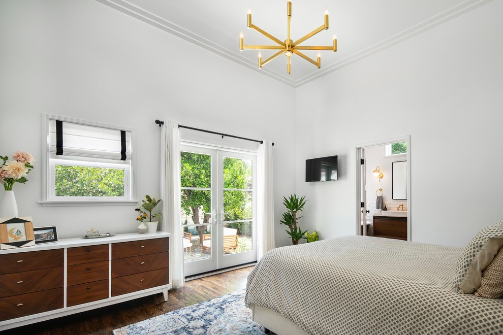 Foto de dormitorio principal clásico renovado de tamaño medio con paredes blancas, suelo de madera en tonos medios y suelo marrón