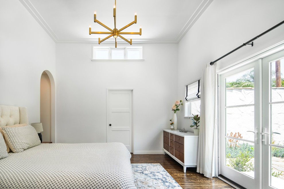 Источник вдохновения для домашнего уюта: хозяйская спальня среднего размера в стиле неоклассика (современная классика) с белыми стенами, паркетным полом среднего тона и коричневым полом