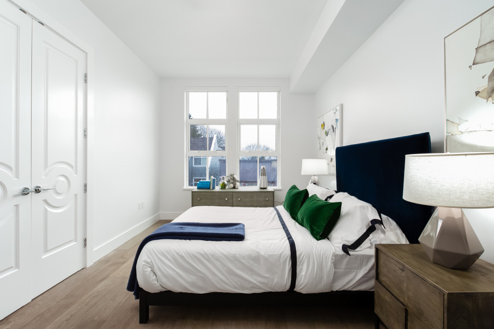 Modernes Schlafzimmer mit weißer Wandfarbe, dunklem Holzboden und braunem Boden in Vancouver