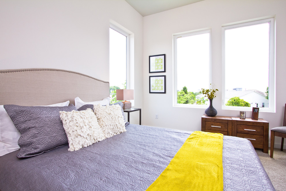 Diseño de dormitorio moderno con paredes blancas