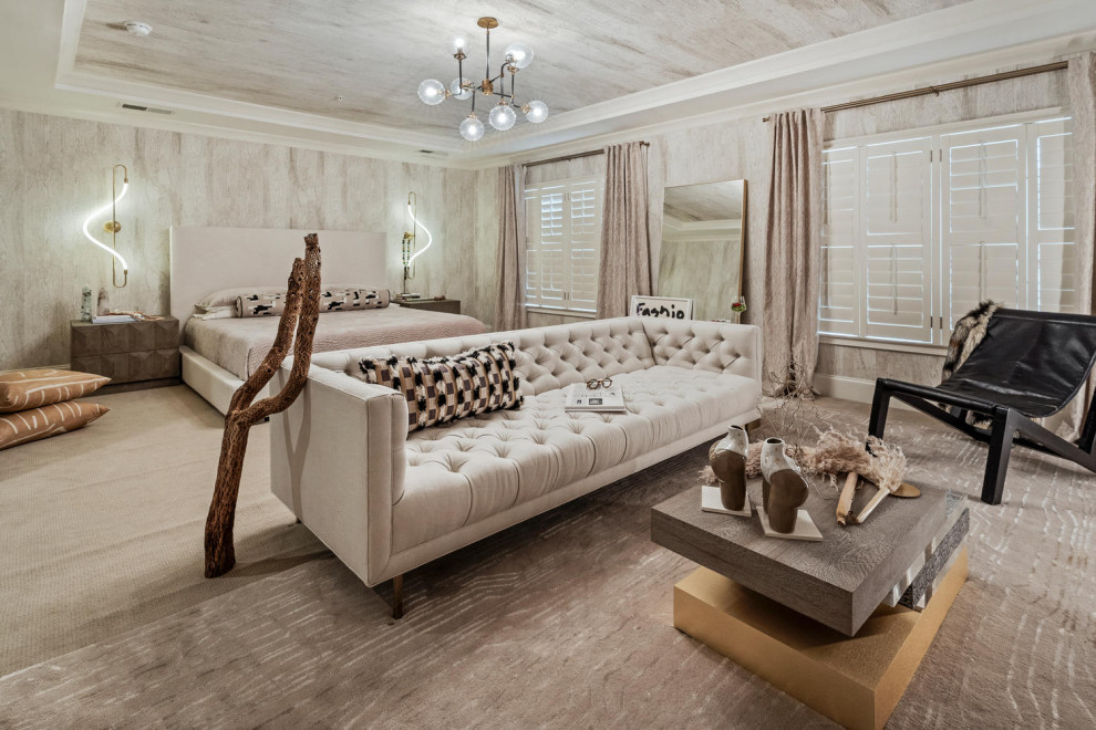 На фото: большая хозяйская спальня в стиле шебби-шик