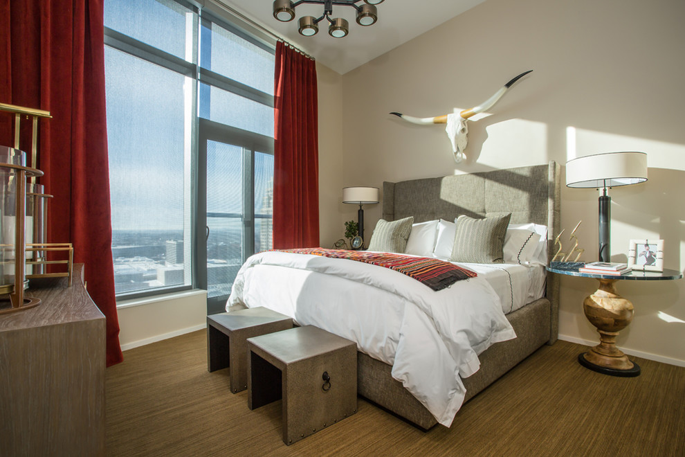Foto de dormitorio principal minimalista grande con paredes beige y suelo de contrachapado