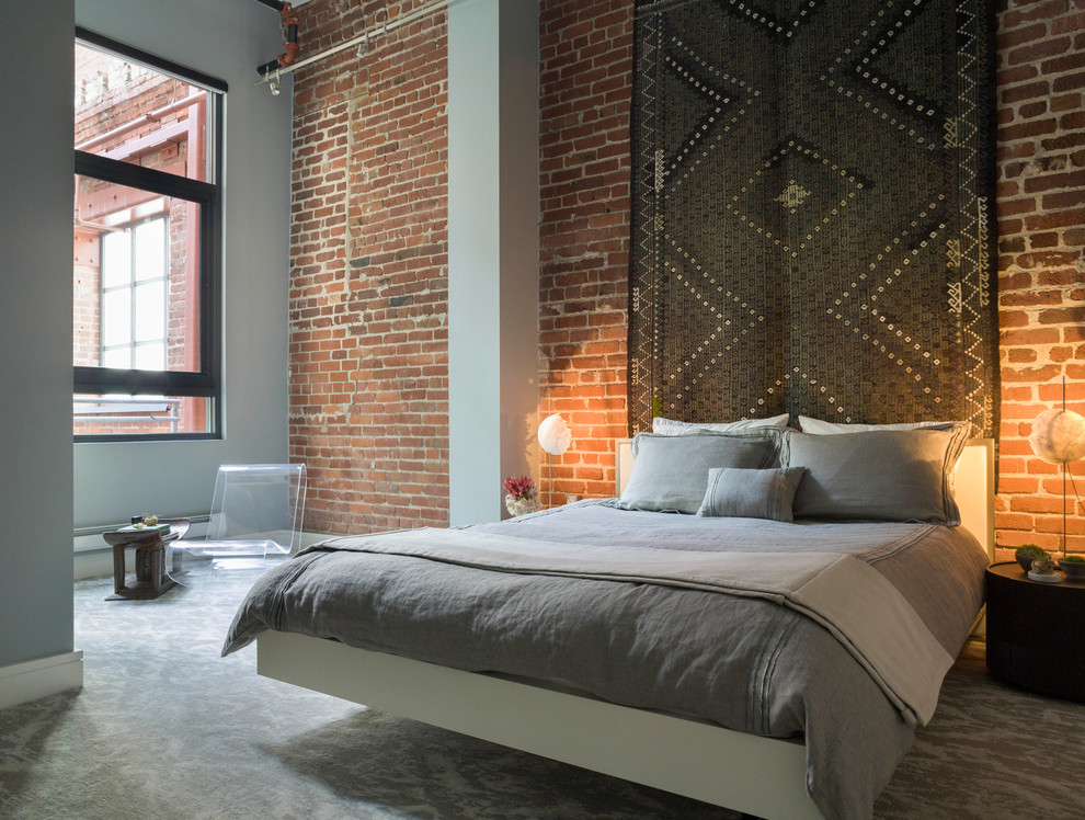 Mittelgroßes Modernes Hauptschlafzimmer mit grauer Wandfarbe, Teppichboden, grauem Boden und Ziegelwänden in San Francisco