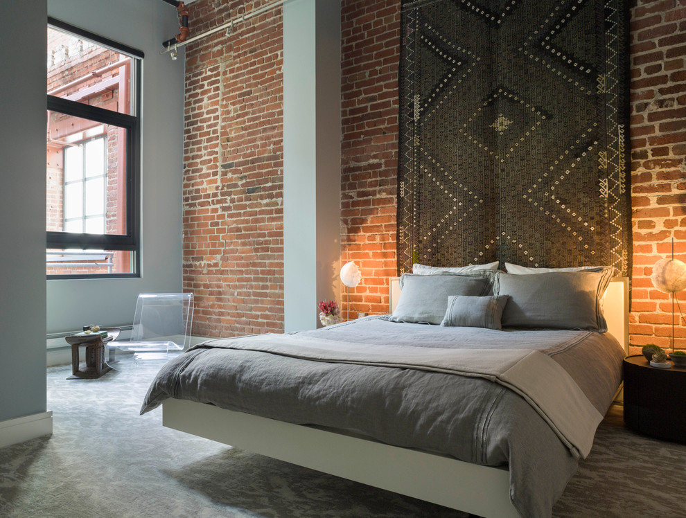 サンフランシスコにある中くらいなコンテンポラリースタイルのおしゃれな主寝室 (グレーの壁、カーペット敷き、グレーの床)