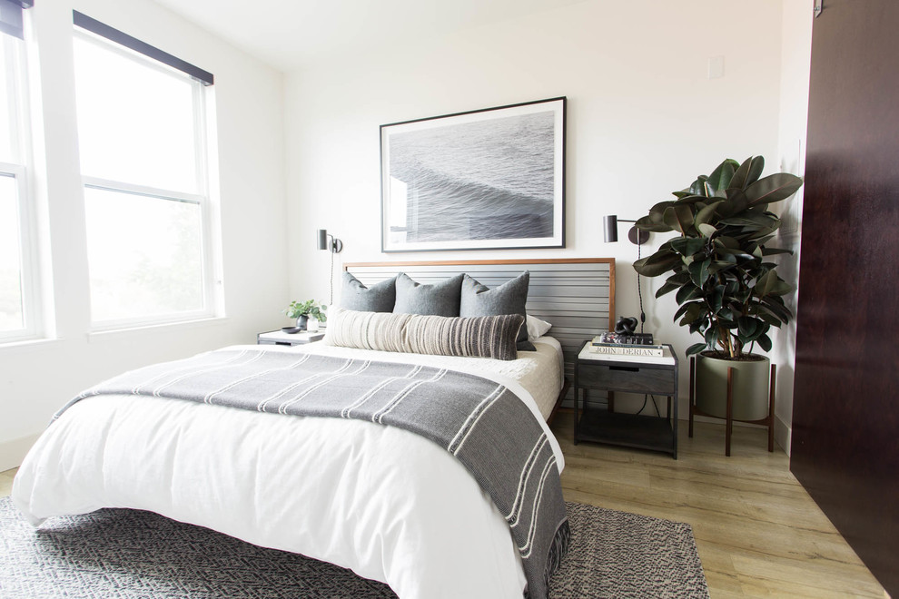 サクラメントにあるコンテンポラリースタイルのおしゃれな寝室 (白い壁、淡色無垢フローリング) のレイアウト
