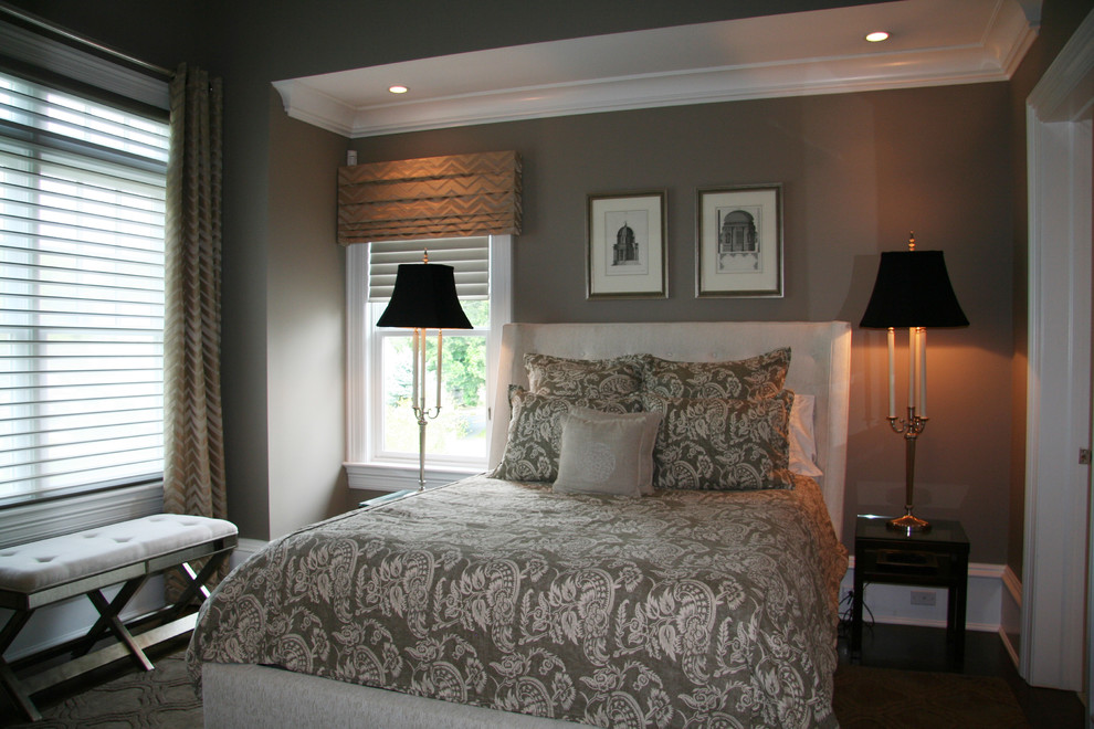 Идея дизайна: гостевая спальня среднего размера, (комната для гостей) в стиле неоклассика (современная классика) с серыми стенами и темным паркетным полом