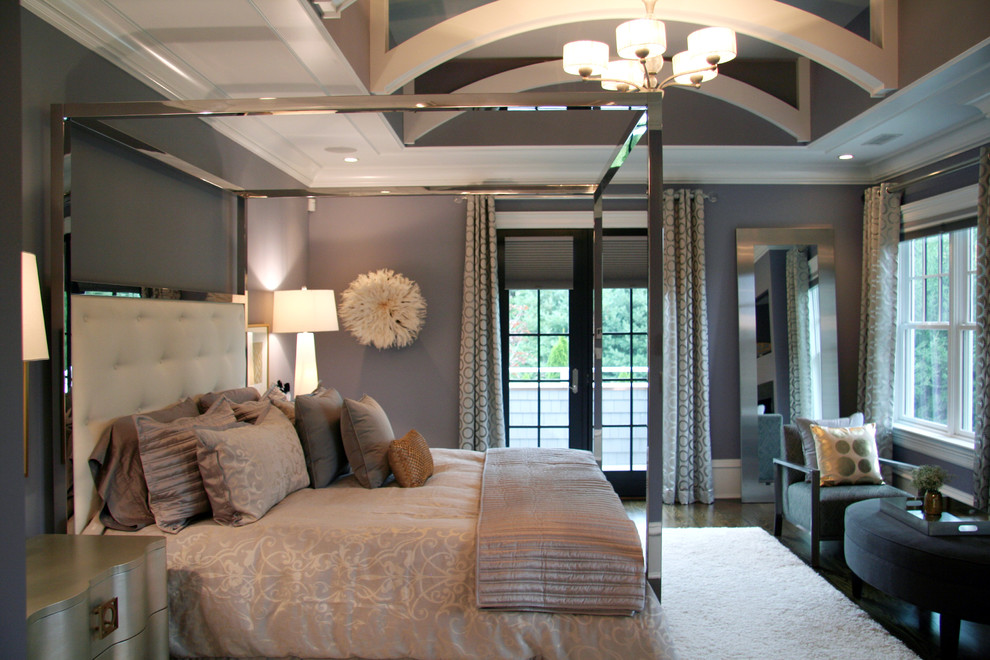 Ejemplo de dormitorio principal clásico renovado grande con paredes púrpuras y suelo de madera oscura