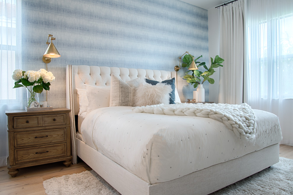 Maritimes Hauptschlafzimmer ohne Kamin mit blauer Wandfarbe, hellem Holzboden und beigem Boden in Tampa