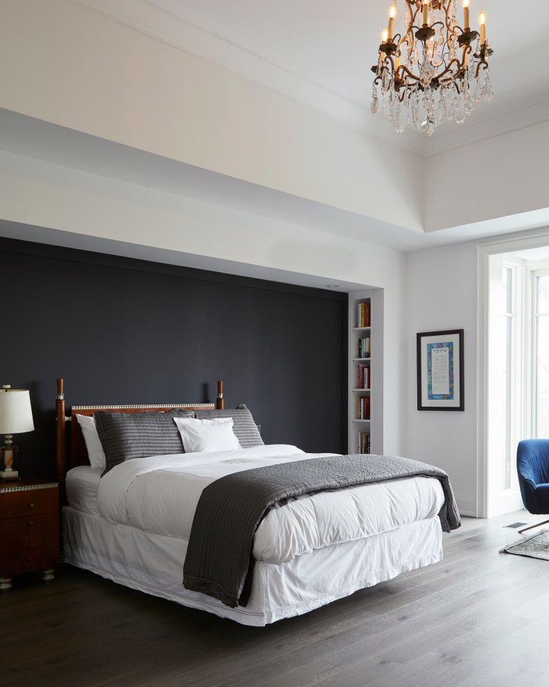 トロントにある広いコンテンポラリースタイルのおしゃれな主寝室 (白い壁、濃色無垢フローリング、標準型暖炉、漆喰の暖炉まわり、茶色い床) のレイアウト