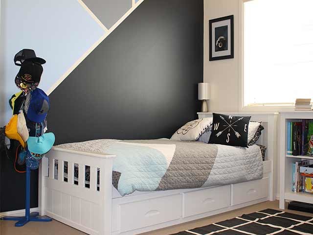 На фото: спальня среднего размера в современном стиле с ковровым покрытием без камина