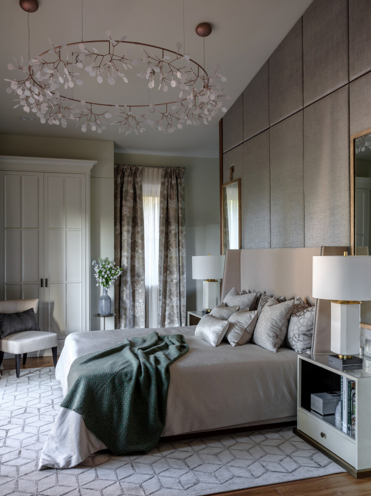 Идея дизайна: большая хозяйская спальня в современном стиле с серыми стенами, паркетным полом среднего тона и коричневым полом