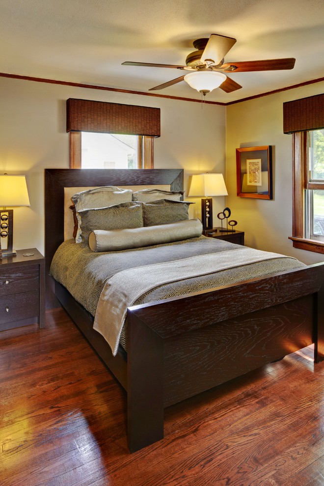 Ejemplo de dormitorio actual con paredes beige y suelo de madera oscura
