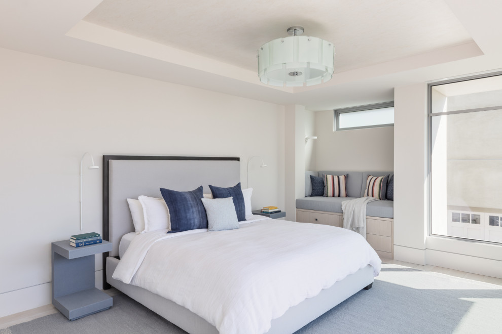 Idee per una camera da letto contemporanea con pareti bianche, parquet chiaro, pavimento beige e soffitto ribassato