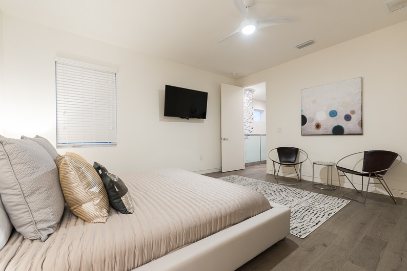 Bedroom - modern bedroom idea in Orlando