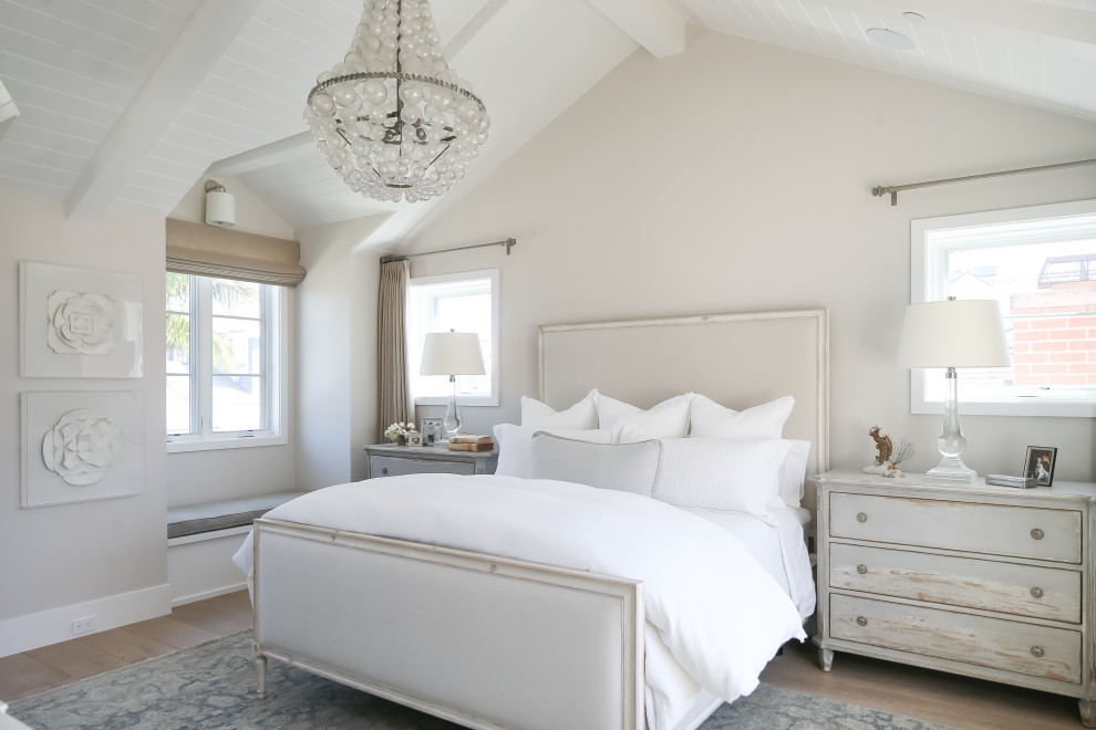 Esempio di una camera degli ospiti stile marinaro con pareti beige, parquet chiaro e pavimento beige