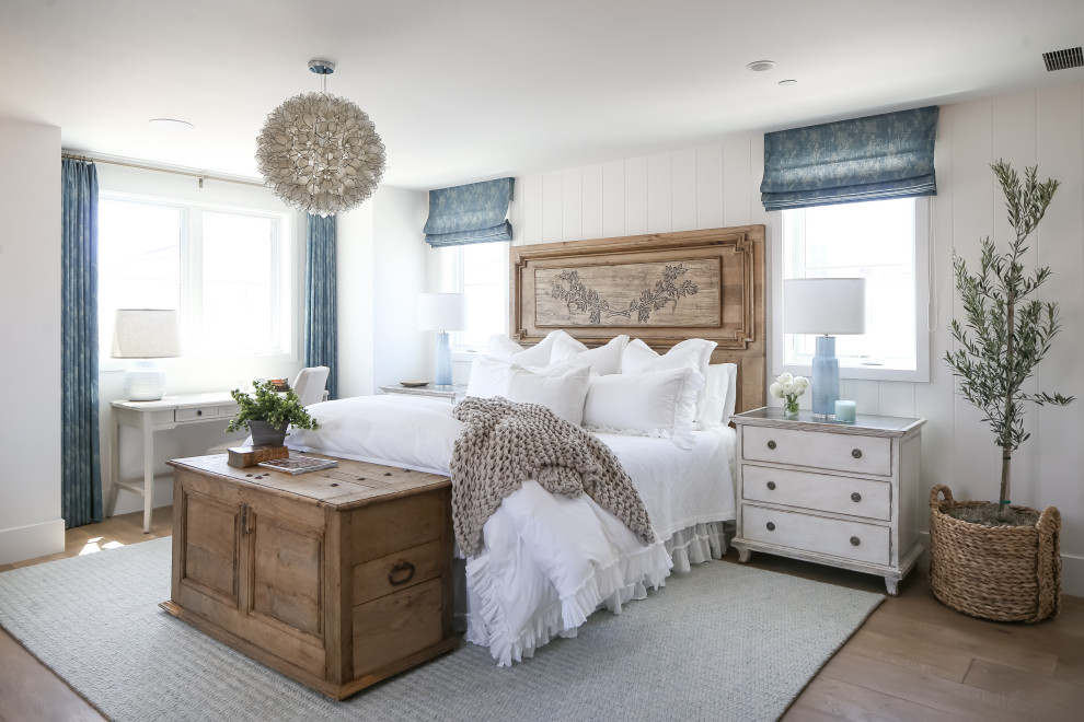Ejemplo de habitación de invitados marinera con paredes blancas, suelo de madera en tonos medios y suelo marrón