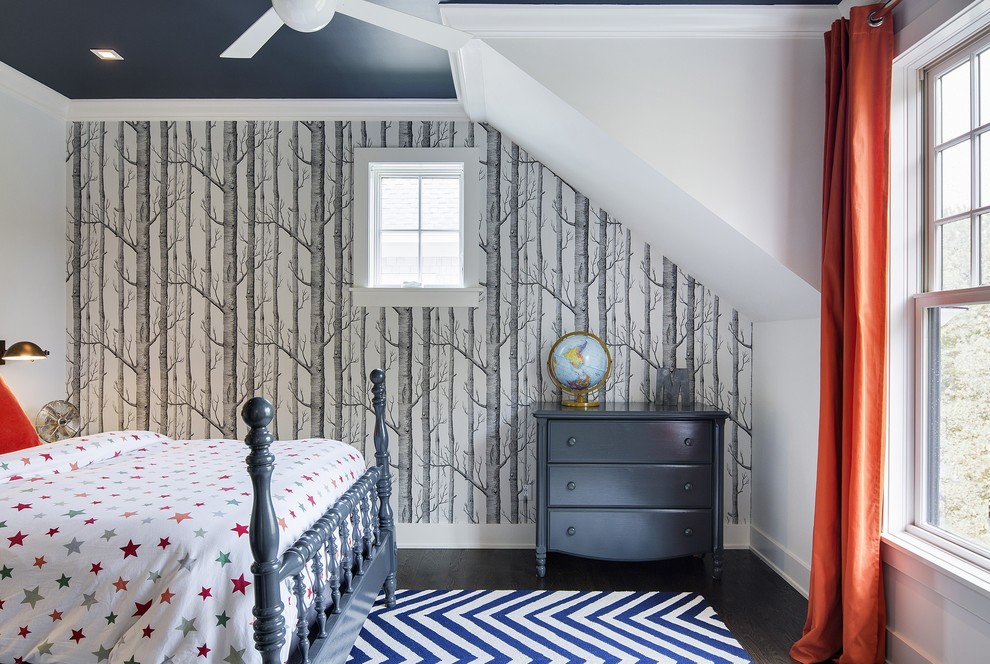 Idee per una camera da letto chic con pareti multicolore e parquet scuro