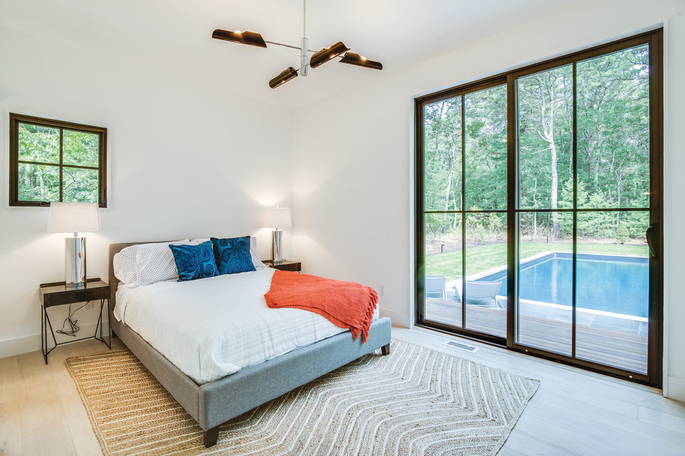 Foto de dormitorio actual con paredes blancas y suelo de madera clara