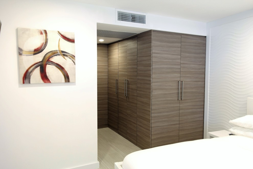 Источник вдохновения для домашнего уюта: гостевая спальня среднего размера, (комната для гостей) в стиле модернизм с белыми стенами и полом из керамогранита