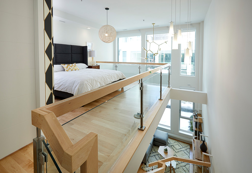 Пример оригинального дизайна: хозяйская спальня в современном стиле с белыми стенами и светлым паркетным полом без камина