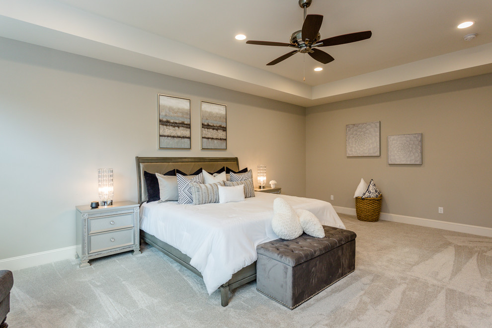 Источник вдохновения для домашнего уюта: большая хозяйская спальня в современном стиле с серыми стенами, ковровым покрытием и серым полом