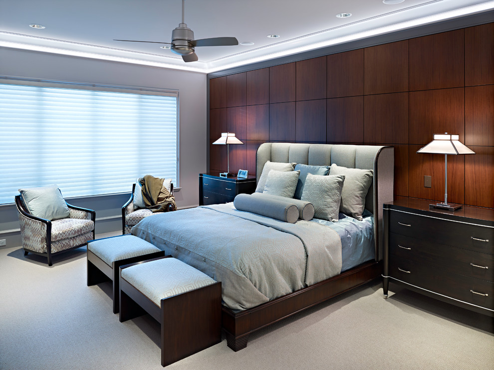 На фото: большая хозяйская спальня: освещение в современном стиле с серыми стенами и ковровым покрытием без камина