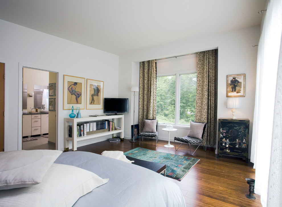 Modernes Hauptschlafzimmer ohne Kamin mit weißer Wandfarbe und braunem Holzboden in New York