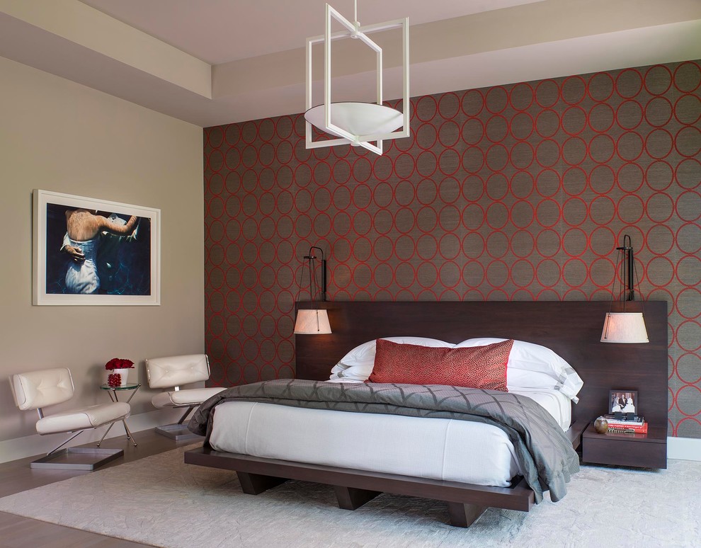 ダラスにあるコンテンポラリースタイルのおしゃれな寝室 (茶色い壁、濃色無垢フローリング)