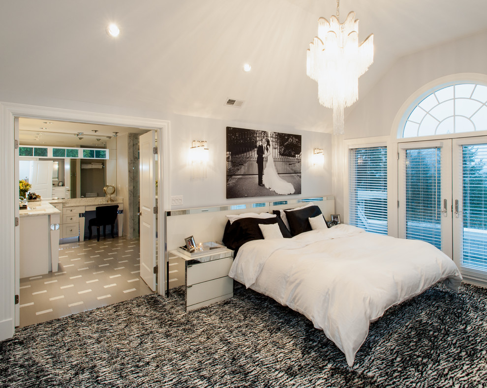 Foto de dormitorio principal minimalista grande con paredes grises, moqueta, todas las chimeneas, marco de chimenea de piedra y suelo negro
