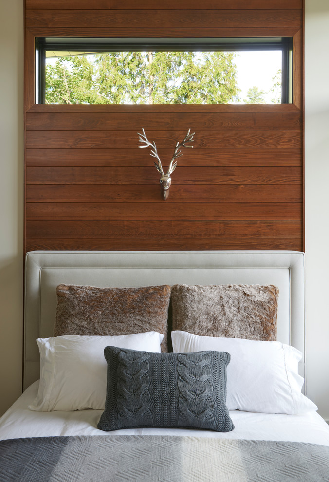 Immagine di una piccola camera da letto stile rurale con pareti marroni