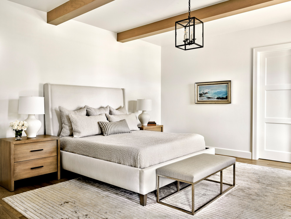 Mittelgroßes Klassisches Hauptschlafzimmer mit weißer Wandfarbe, braunem Holzboden und braunem Boden in Phoenix