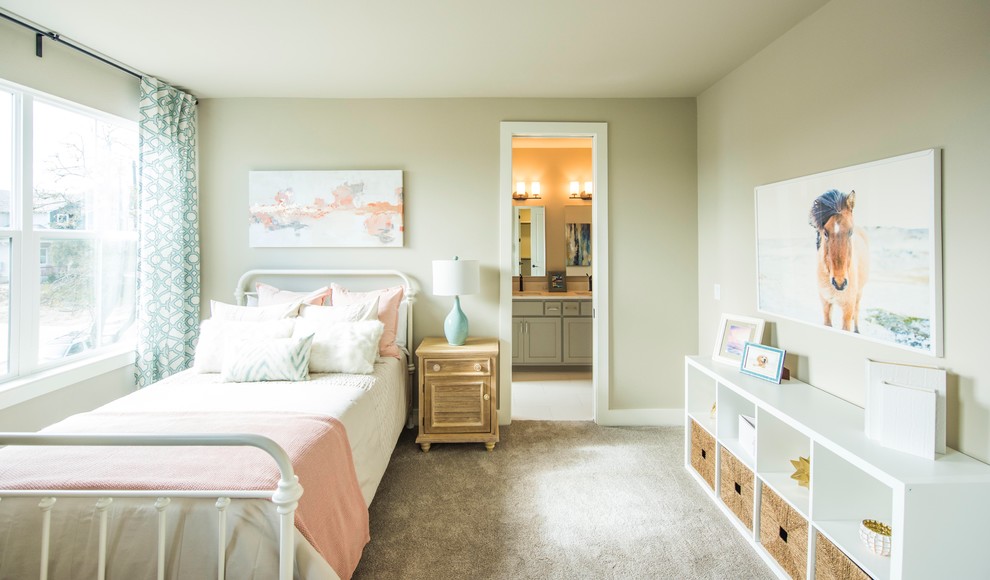 オースティンにある小さなエクレクティックスタイルのおしゃれな寝室 (グレーの壁、カーペット敷き)
