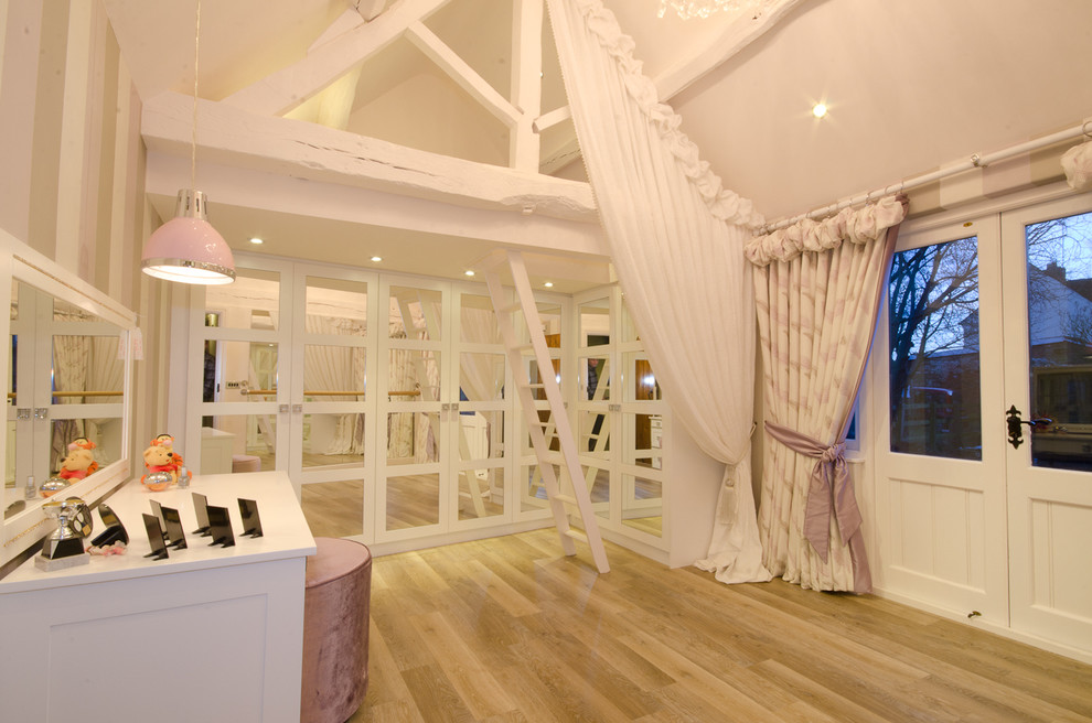 Ejemplo de habitación de invitados contemporánea grande con paredes rosas y suelo de madera clara